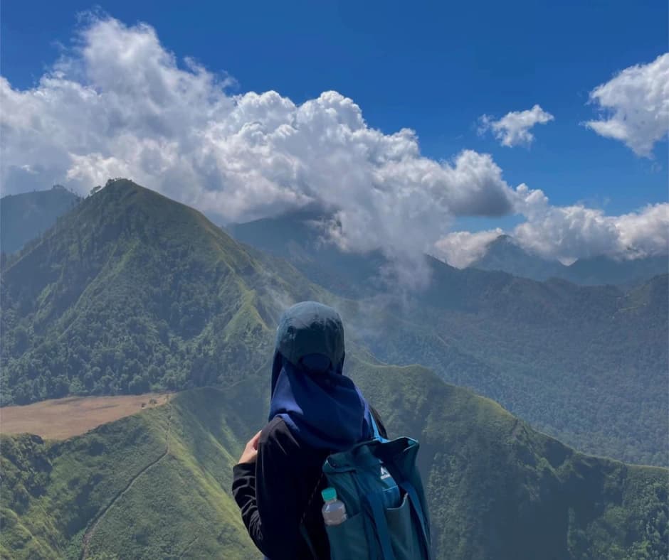 Seseorang yang asing: dia? atau aku?